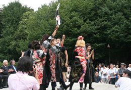 【上野中央通商店会賞】は、先端芸術表現・音楽環境表現チームの神輿が授賞。 【上野中央通商店会賞】は、先端芸術表現・音楽環境表現チームの神輿が授賞。