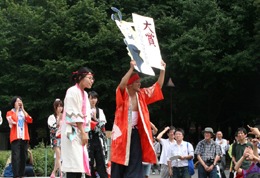 【上野商店街連合会賞(大賞)】は、彫刻・管楽器・ピアノチームの神輿が授賞。 【上野商店街連合会賞(大賞)】は、彫刻・管楽器・ピアノチームの神輿が授賞。