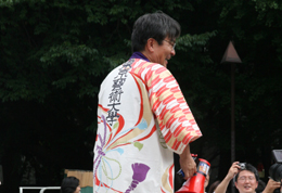 学長も、今回のために制作されたハッピを着ています。 学長も、今回のために制作されたハッピを着ています。
