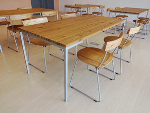 飛騨産業株式会社で量産化され、金沢大学・学生交流ホールへ納品