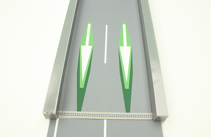 アナモルフォーシスを用いた逆走対策路面立体標示<br />～阪神高速道路11号池田線出入橋IC出口を対象として～