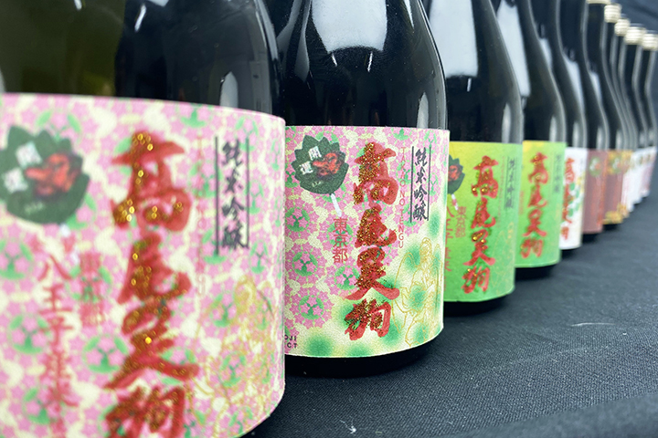 訪日外国人向けの日本の伝統文化を取り入れた日本酒ギフトセット