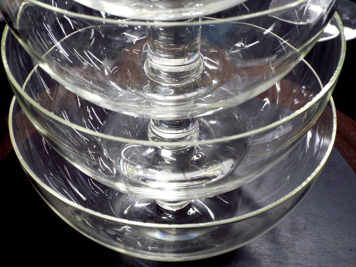 重なり合うガラスと残響　─グラスハープの原理を用いた多音階楽器─