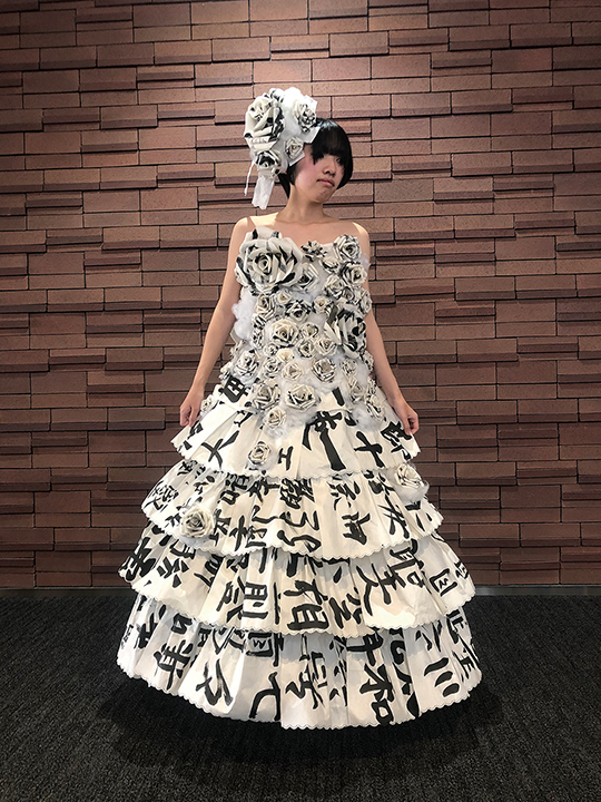 書装 ー書き損じ半紙によるドレスの制作ー
